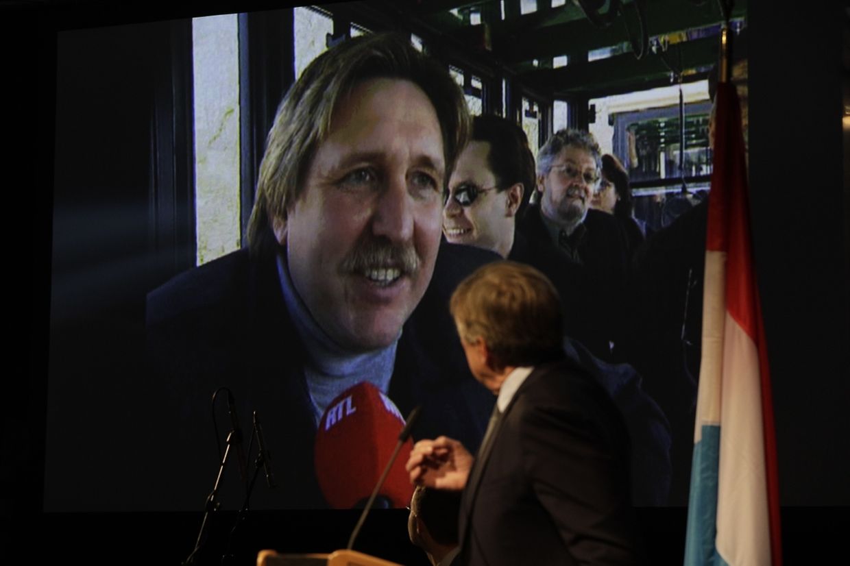 François Bausch erinnert an eine Pro-Tram-Kampagne der Grünen. Das Interview im Hintergrund wurde im Jahr 2000 augestrahlt. 