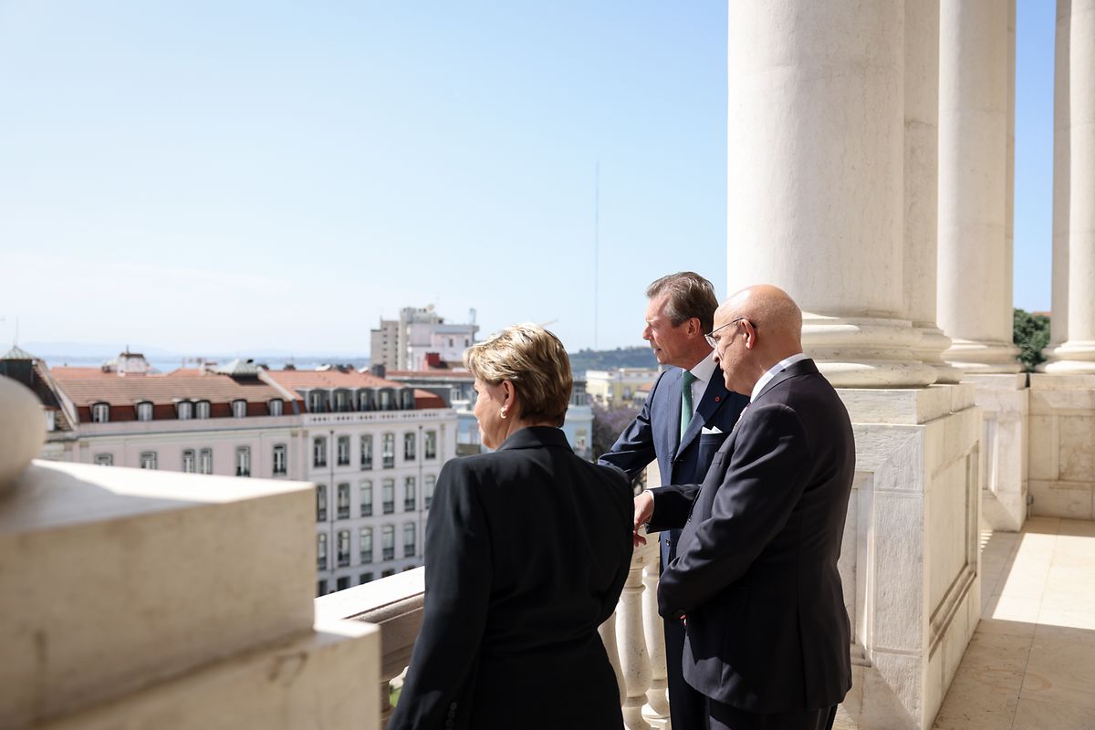 Le couple monarchique sur la loggia du bâtiment du Parlement en compagnie du président du Parlement Augusto Santos Silva.