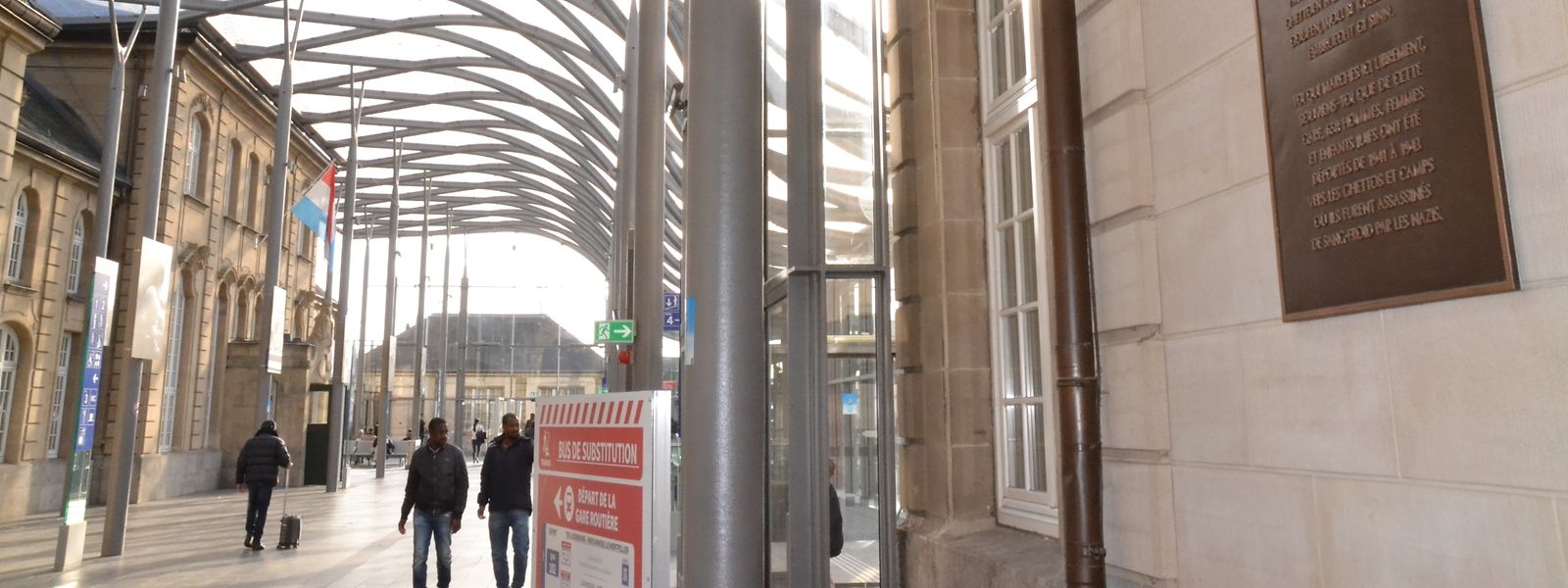 Am Hauptbahnhof, dort wo der Leidensweg der Juden begann, ist der Startpunkt des Wanderwegs. 