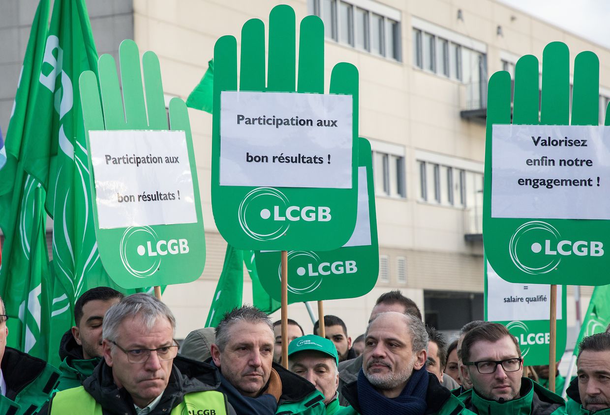 Mitglieder der beiden Gewerkschaften OGBL und LCGB streiken vor der Cactus-Zentrale in Windhof. 