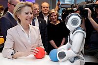 En pleine interaction avec un robot, Ursula Von der Leyen «encourage une approche responsable de l'intelligence artificielle centrée sur l'homme»