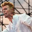 ARCHIV - 07.06.1997, Schleswig-Holstein, Lübeck: Der britische Musiker David Bowie tritt beim Festival "Go Bang" auf dem Lübecker Flughafen Blankensee auf. (zu dpa Unveröffentlichtes Bowie-Album «Toy» erscheint im Januar - zum 75.) Foto: Markus_Beck/dpa +++ dpa-Bildfunk +++