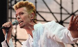 ARCHIV - 07.06.1997, Schleswig-Holstein, Lübeck: Der britische Musiker David Bowie tritt beim Festival "Go Bang" auf dem Lübecker Flughafen Blankensee auf. (zu dpa Unveröffentlichtes Bowie-Album «Toy» erscheint im Januar - zum 75.) Foto: Markus_Beck/dpa +++ dpa-Bildfunk +++