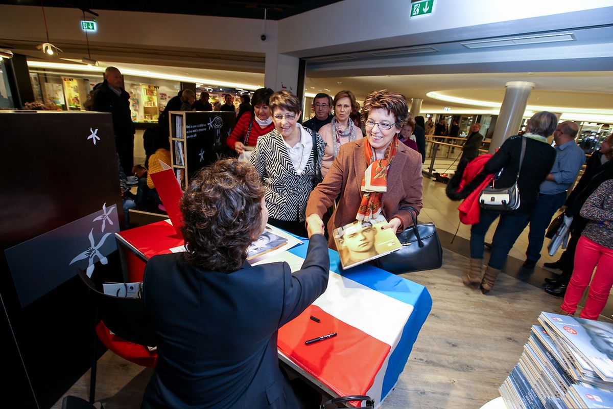 Zahlreiche Leser nutzten die Gelegenheit, sich das Werk in der Belle Etoile signieren zu lassen.