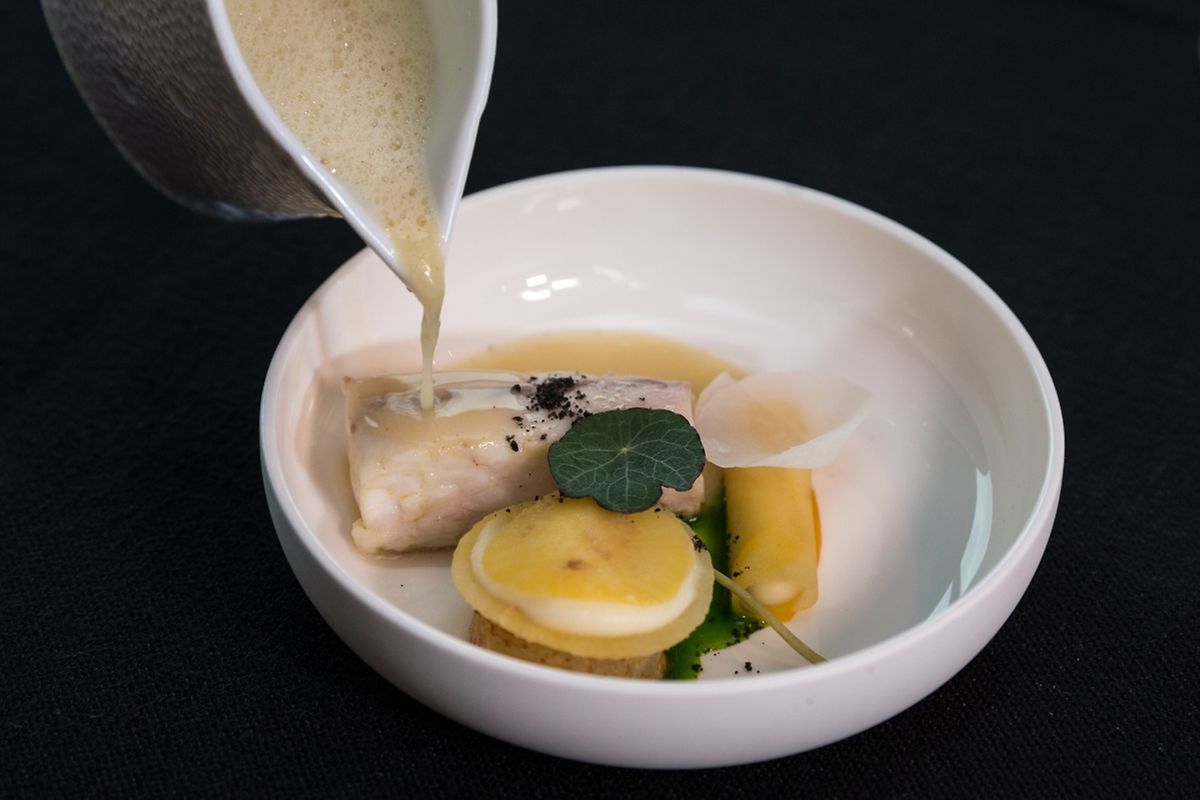 Une préparation de Michele Tenzone: Pavé de sandre cuit à basse température, variation de céleri rave et navet bio, consommé chaud.