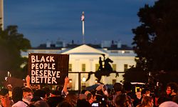 As manifestações para condenar a brutalidade usada pelos polícias na morte de George Floyd chegaram à Casa Branca, em Washington.