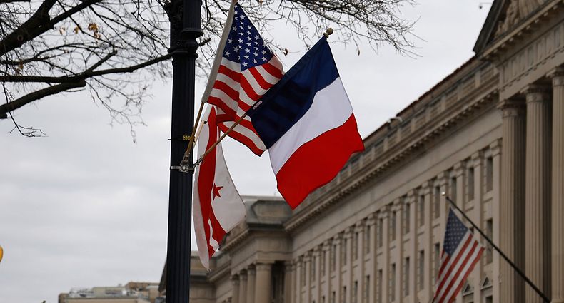 French, US and District of Columbia flags are set out for the state visit of French President Emmanuel Macron in Washington, DC, on November 29, 2022. - Macron is in Washington to discuss a slew of issues with US counterpart Joe Biden, ranging from aligning policy on Russia's invasion of Ukraine to easing trade spats. (Photo by Ludovic MARIN / AFP)