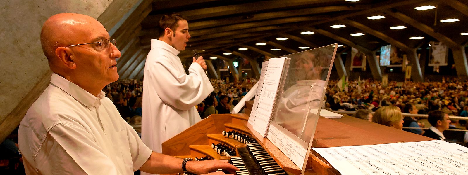 Seit 53 Jahren als Organist in Lourdes tätig: Jean-Paul Lécot (l.) an der Orgel der unterirdischen Basilika Pius X. 