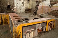 HANDOUT - 26.09.2020, Italien, Pompeji: Das am 26.12.2020 zur Verfügung gestellte Foto zeigt einen Blick in eine antike Imbissbude aus der Zeit des Untergangs der Stadt, Archäologen haben hier einen intakten Tresen ausgegraben. Die «Snack Bar», wie sie das Museum bezeichnete, sei eine der ältesten in Pompeji, teilte der Parco Archeologico mit. Foto: Luigi Spina/Parco Archeologico/dpa - ACHTUNG: Nur zur redaktionellen Verwendung im Zusammenhang mit der aktuellen Berichterstattung und nur mit vollständiger Nennung des vorstehenden Credits +++ dpa-Bildfunk +++