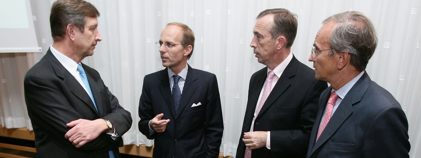 6. Oktober 2008. Aus Fortis Luxemburg wird BGL BNP Paribas, v.l.n.r.: Bankchef Carlo Thill,  Finanzminister Luc Frieden, und die beiden BNP Paribas-Topmanager Alain Papiasse und Eric Martin.