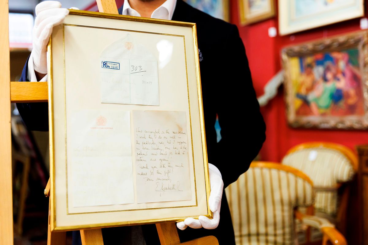 Das Stuttgarter Auktionshaus Eppli versteigert neben weiteren Objekten zum Thema „Britisches Königshaus“ einen handgeschriebenen zweiseitigen Brief der kürzlich gestorbenen Königin Elizabeth II. aus dem Jahr 1966. 