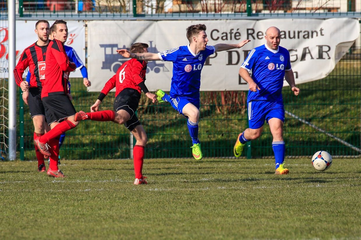 L'envol de Chris Meisch (milieu) après le tacle de Dominique Schmit  