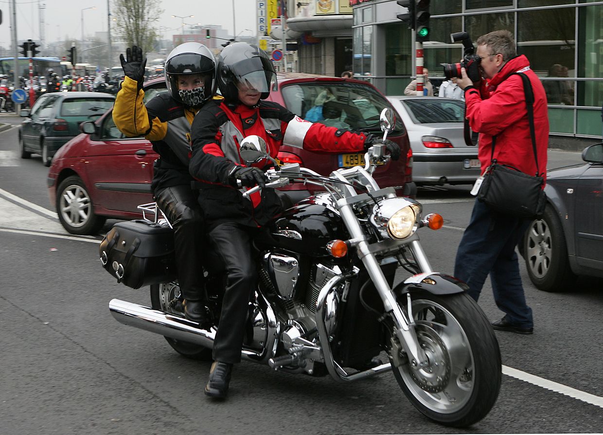 Für den guten Zweck schwingen sich Großherzog Henri und seine Ehefrau im Jahr 2005 aufs Motorrad. 
