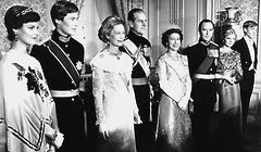 Schnappschuss vor dem Galadinner im Parlamentsgebäude: Das großherzogliche Paar Jean und Joséphine Charlotte mit den Staatsgästen aus Großbritannien. Ebenfalls am Bild: Der spätere Großherzog Henri (2.v.l.), Prinzessin Margaretha (l.) Prinzessin Marie-Astrid (2.v.r.) und Prinz Jean (r.).