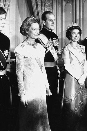 Schnappschuss vor dem Galadinner im Parlamentsgebäude: Das großherzogliche Paar Jean und Joséphine Charlotte mit den Staatsgästen aus Großbritannien. Ebenfalls am Bild: Der spätere Großherzog Henri (2.v.l.), Prinzessin Margaretha (l.) Prinzessin Marie-Astrid (2.v.r.) und Prinz Jean (r.).