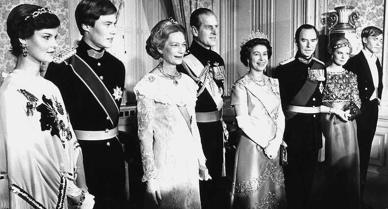 Schnappschuss vor dem Galadinner im Parlamentsgebäude: Das großherzogliche Paar Jean und Joséphine Charlotte mit den Staatsgästen aus Großbritannien. Ebenfalls am Bild: Der spätere Großherzog Henri (2.v.l.), Prinzessin Margaretha (l.) Prinzessin Marie-Astrid (2.v.r.) und Prinz Jean (r.).