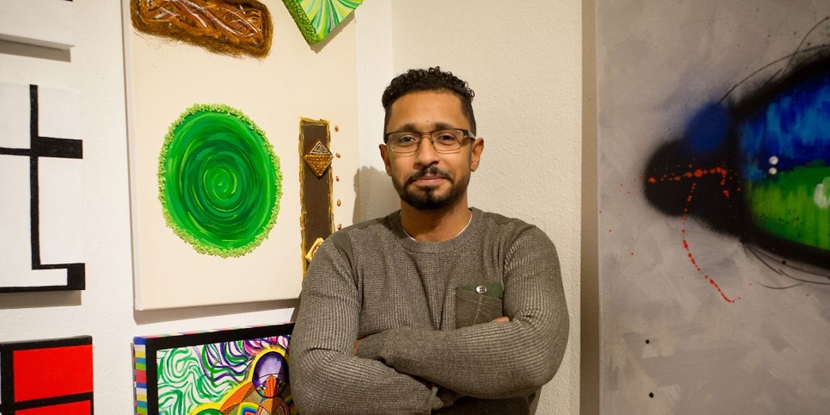 Marcio Lobato, hier vor einigen seiner Gemälde, lässt sich seine schwere Erkrankung nicht anmerken.