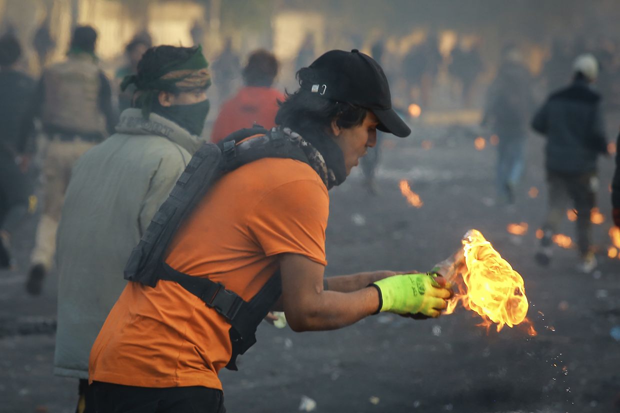 Regierungskritische Demonstranten bei Straßenkämpfen in Baghdad.