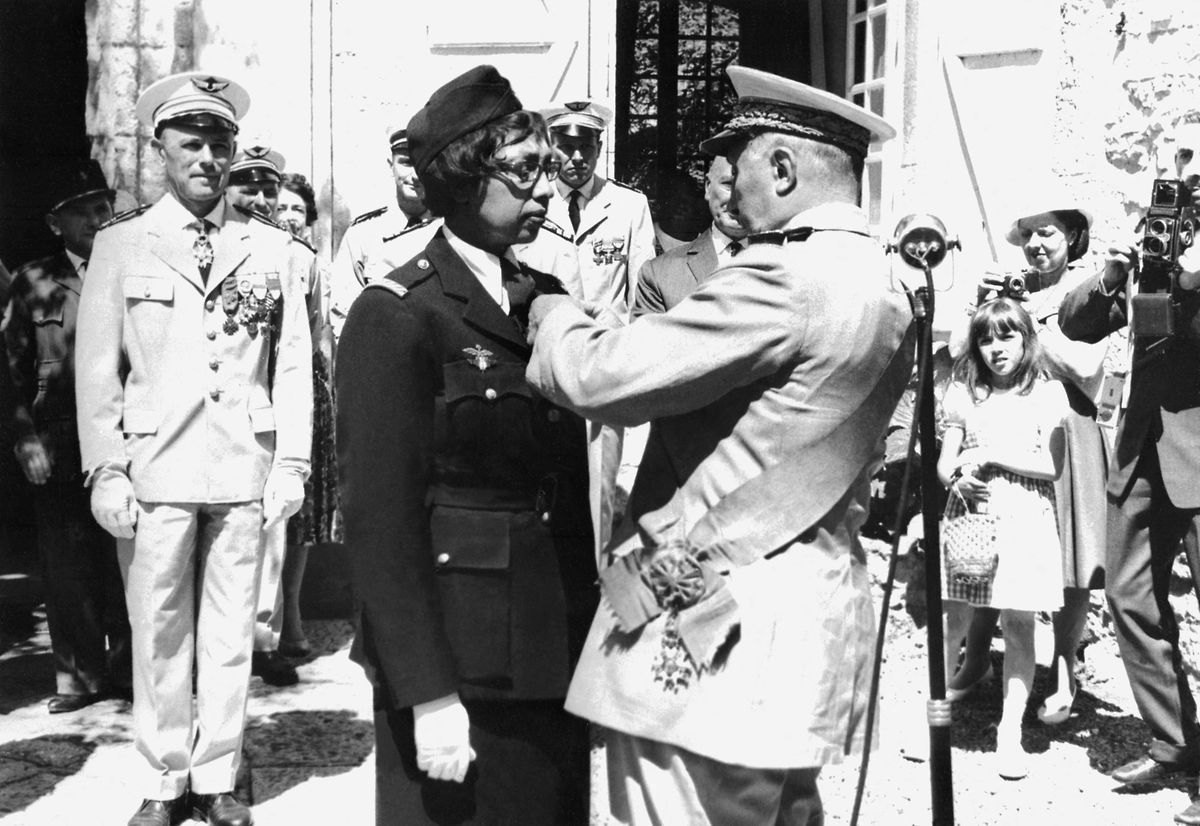 19. August 1961: Josephine Baker erhält die Légion d'honneur und die Croix de Guerre. Am 30. November werden ihre Gebeine ins Panthéon überführt.