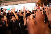Anhänger des Demokratielagers feiern den Wahlsieg und strecken ihre Hand aus - symbolisch für die fünf Forderungen der Protestbewegung.