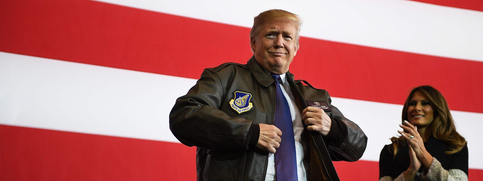 Donald Trump vor einer Rede vor Angehörigen der US Air Force in Japan. 