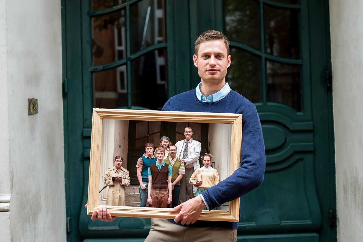 Wann wird es endlich wieder so, wie es nie war, Theaterstück nach dem Roman von Joachim Meyerhoff, Mit Jonas Anders, Uta Krüger, Kai Maertens, Calvin Peters, Florian Rast, Gundi-Anna Schick, Lisa Tschanz, Robert Zimmermann; Regie: Christof Küster; Ausstattung: Maria Martinez Pena, Altonaer Theater