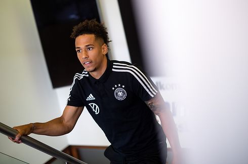 ARCHIV - 06.06.2019, Niederlande, Venlo: Der deutsche Fußballnationalspieler Thilo Kehrer kommt zu einer Pressekonferenz.   (zu dpa: «Student und Nationalspieler Kehrer: Bücher statt Konsole oder Serien») Foto: Marius Becker/dpa +++ dpa-Bildfunk +++