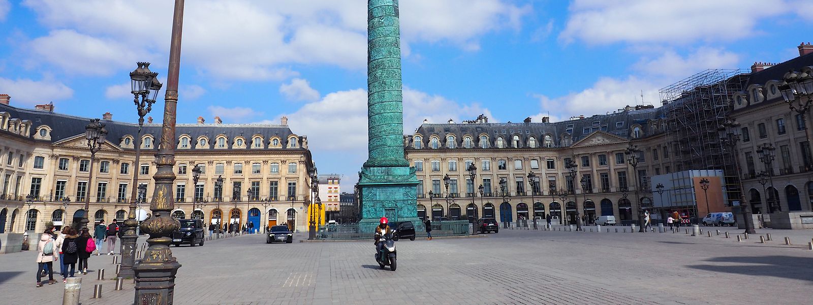 Fast menschenleer ist die Place Vendome in der Pariser Innenstadt. Im Kampf gegen die Corona-Pandemie gelten im Großraum Paris und anderen Teilen Frankreichs seit Samstag neue Beschränkungen. Die Menschen können aber tagsüber ohne Zeitbeschränkung vor die Türe gehen.