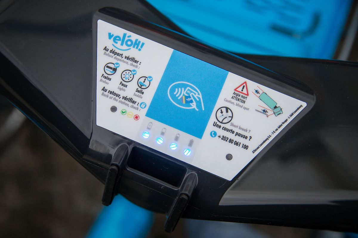  Am Lenker erhält der Radfahrer nicht nur Details über über den Zustand der Batterie, sondern wird auch auf die richtige Nutzung des E-Bikes hingewiesen.