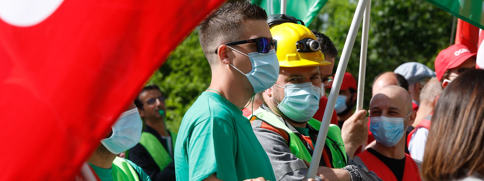 OGBL, LCGB und viele Arbeitnehmer protestieren vor dem Stahlwerk in Düdelingen.