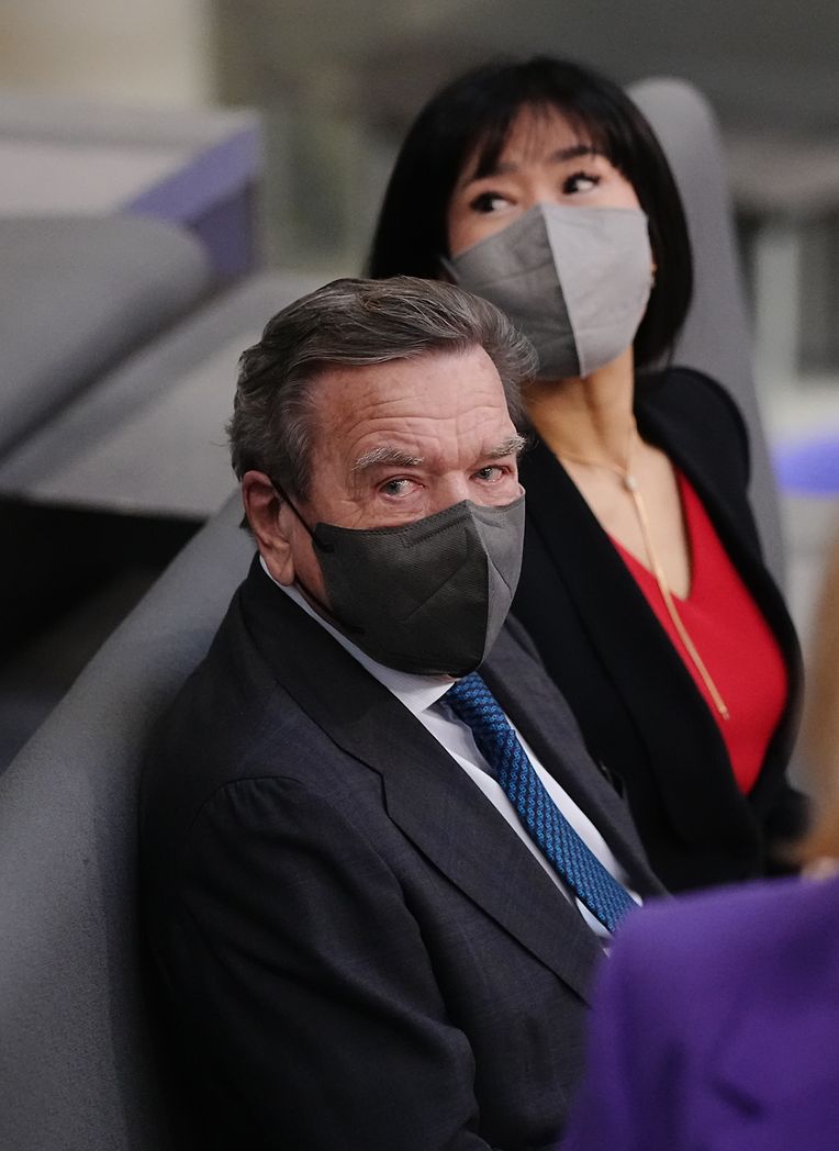 Gerhard Schröder (SPD), Bundeskanzler a.D., und seine Frau So-yeon Schröder-Kim haben vor der Kanzlerwahl auf der Tribüne Platz genommen.