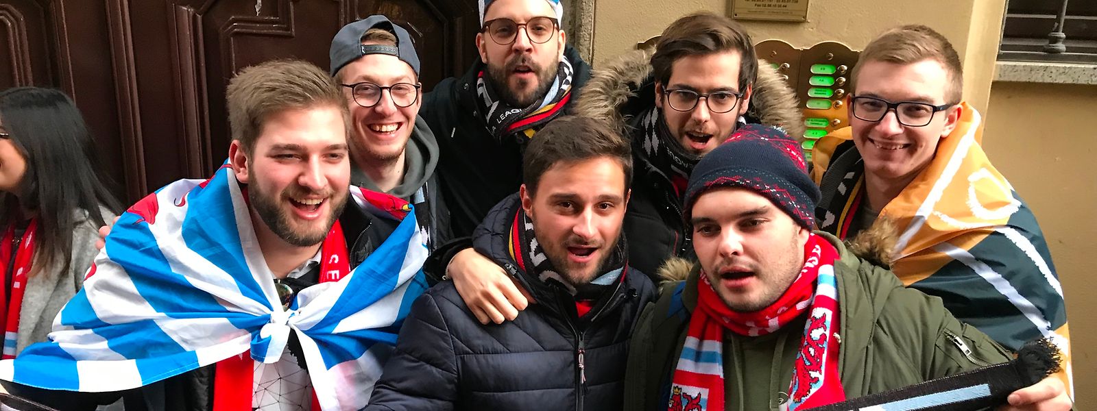Die Düdelinger Fans stimmen sich in einem Mailänder Pub auf das Spiel im San-Siro-Stadion ein.