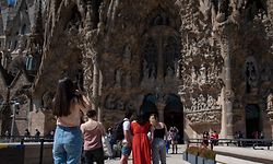 Visitantes no exterior da Basílica da Sagrada Famíla, em Barcelona, Espanha.