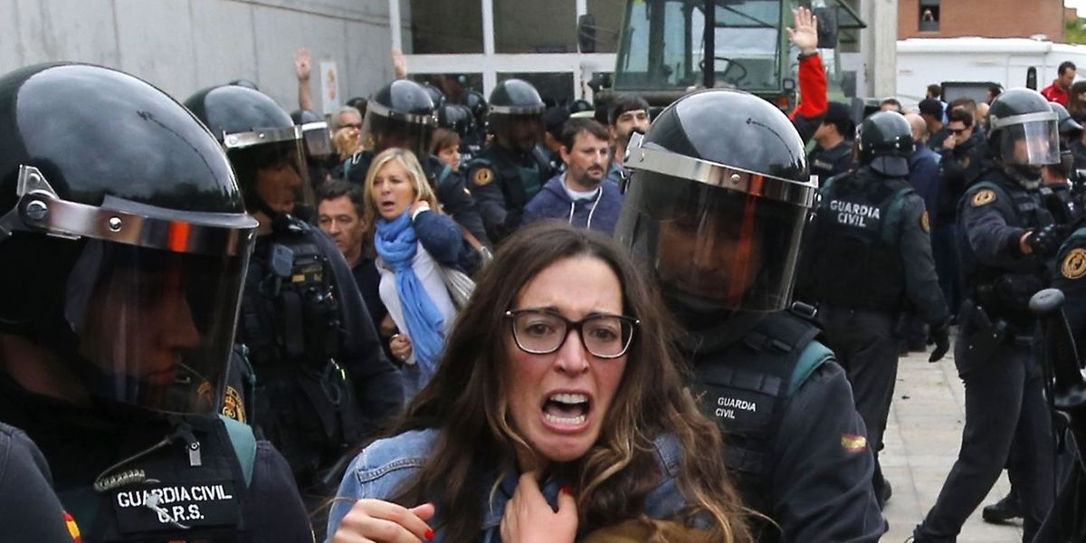 Die Polizei greift in Katalonien hart durch. Viele Menschen wurden verletzt. 