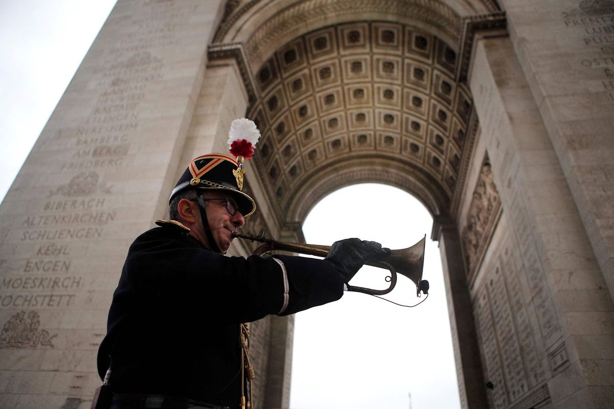 Military officer Garcia plays the original Armistice bugle from 1918 at the Arc de Triomphe in Paris on November 11, 2018 as part of commemorations marking the 100th anniversary of the 11 November 1918 armistice, ending World War I. (Photo by Francois Mori / POOL / AFP)