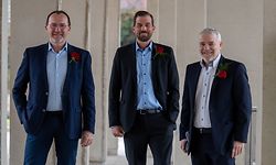 Betont geschlossen: Fraktionschef Georges Engel, Parteipräsident Yves Cruchten und Vizepremier Dan Kersch (v.l.n.r.).