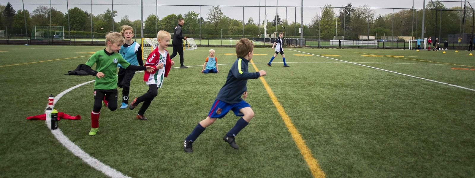 Crianças holandesas num treino de futebol em Groningen. País é um dos que já começou o desconfinamento.