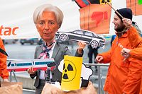 Als Christine Lagarde verkleidet protestierten etwa 200 Menschen vor dem EZB-Gebäude.