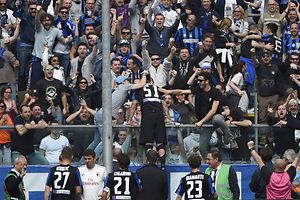 Atalanta's forward from Chile Mauricio Pinilla (C) celebrates with fans after scoring during the Italian Serie A football match Atalanta vs AC Milanon on April 3, 2016 at the Stadium azzuri in Bergamo. / AFP PHOTO / OLIVIER MORIN