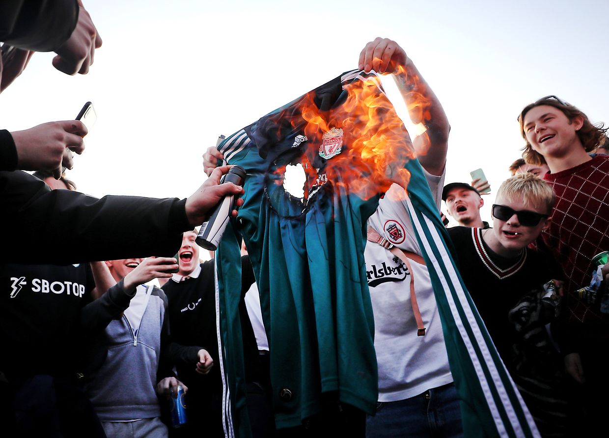 Fans der mit der Super League sympathisierenden Clubs protestieren und verbrennen Trikots ihres Teams.