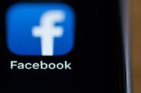 ARCHIV - 06.06.2018, Baden-Württemberg, Rottweil: Die Facebook-App ist auf dem Bildschirm eines iPhones zu sehen. (zu dpa «Britische Datenschützer verhängen Höchststrafe gegen Facebook » vom 25.10.2018) Foto: Silas Stein/dpa +++ dpa-Bildfunk +++