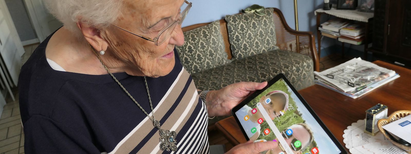 Trotz ihrer 92 Jahre wirkt der Umgang mit dem Tablet bei Thya Schon fast wie ein Kinderspiel.