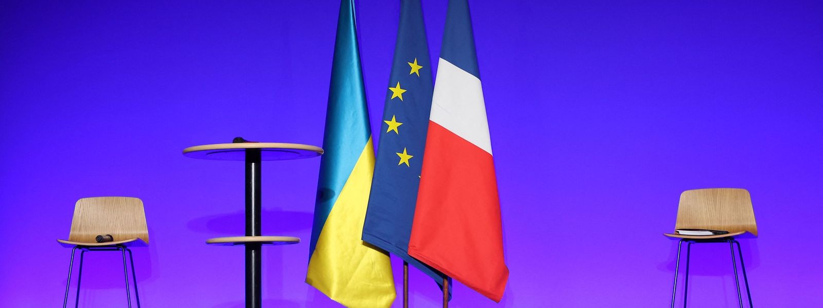 A bandeira da Ucrânia com a da União Europeia e de França, que atualmente assume a presidência rotativa do Conselho da União Europeia.