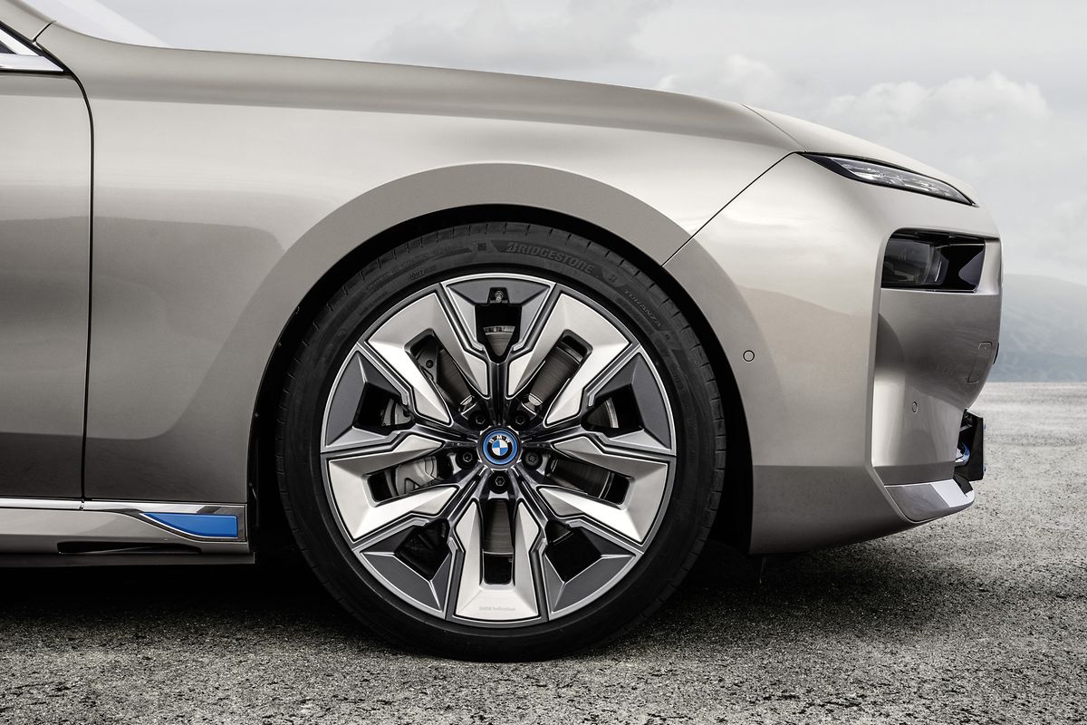 Aerodynamik im Radhaus: Räder mit geringeren Öffnungen wie hier beim BMW i7 xDrive60 sollen für weniger Windverwirbelungen sorgen.