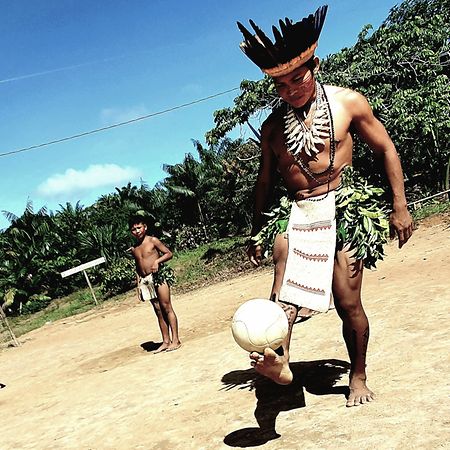 Um jogo de futebol na aldeia da tribo tatúyo. Apesar de não falarem português, conseguem comunicar por passes e dribles.