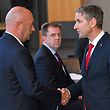 dpatopbilder - 05.02.2020, Thüringen, Erfurt: Björn Höcke, (r) Fraktionsvorsitzender der AfD, gratuliert Thomas Kemmerich (l., FDP), dem neuen Thüringer Ministerpräsidenten. Foto: Martin Schutt/dpa-Zentralbild/dpa +++ dpa-Bildfunk +++