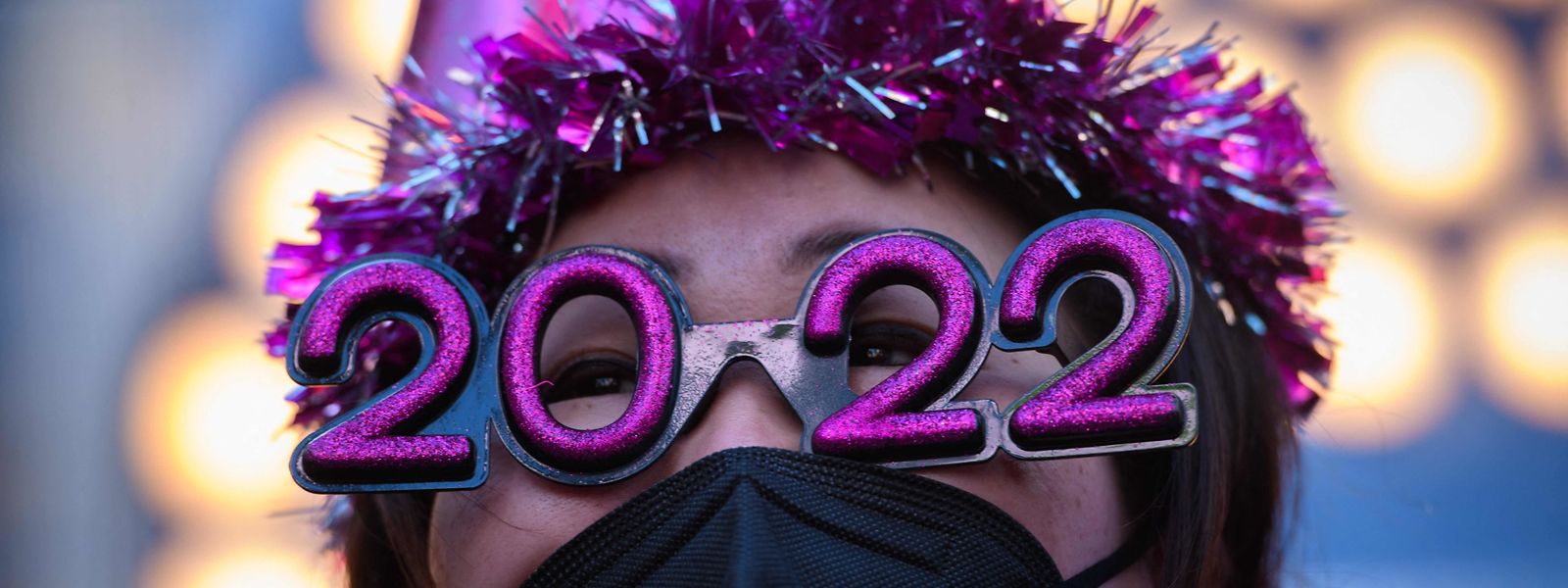 Man sollte das neue Jahr nicht durch die rosarote Brille sehen. Noch ist die Pandemie nicht überwunden.