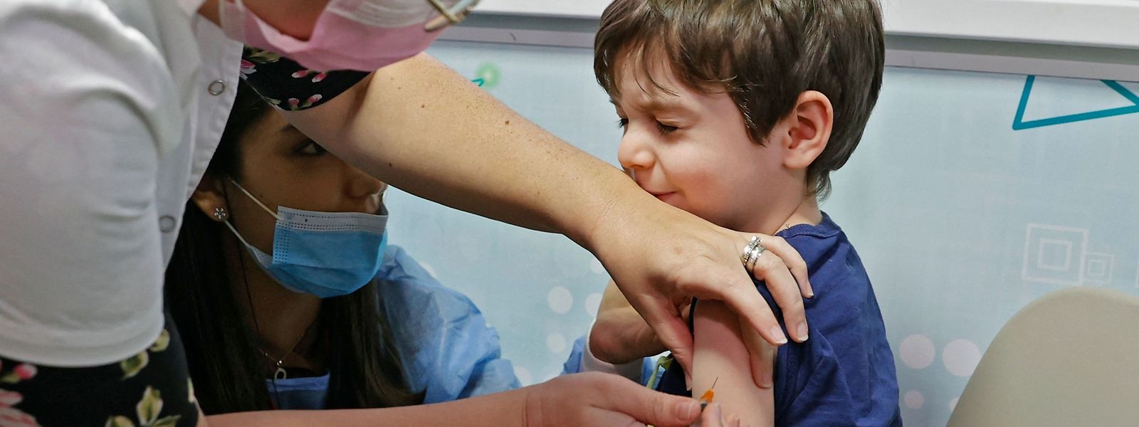 Pour l'heure, en Europe, seule la formule développée par Pfizer/BioNTech a reçu le feu vert des autorités pour vacciner les moins de 12 ans.