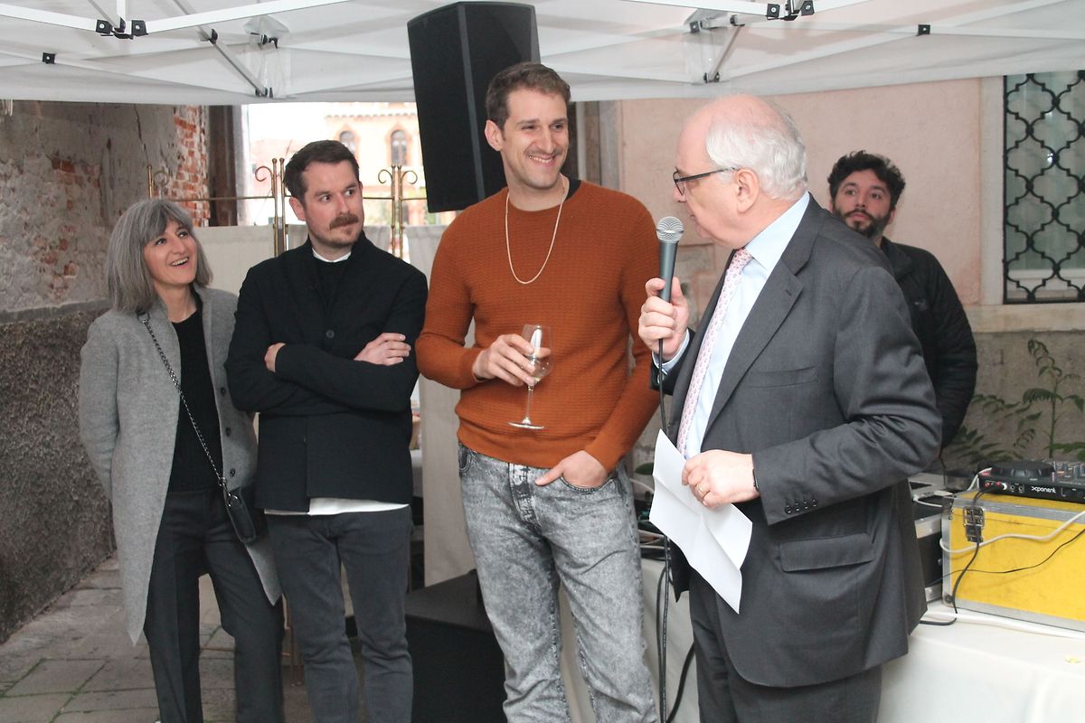 Lors de l'inauguration à Venise (de gauche à droite), Nancy Braun du Casino Luxembourg - Forum d'art contemporai ; Kevin Muhlen, le curateur, Mike Bourscheid, l'artiste et Guy Arendt, secrétaire d'État à la Culture.