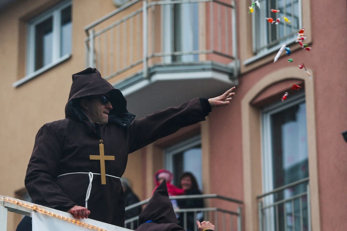 Auch in Petingen beim letzten Kavalkadenumzug des Jahres  feierten die Narren ausgelassen bis in die späten Abendstunden.